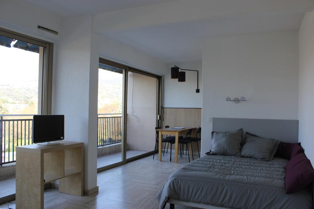 Le Surcouf Apartment มองเดอลิเยอลานาปูล ภายนอก รูปภาพ